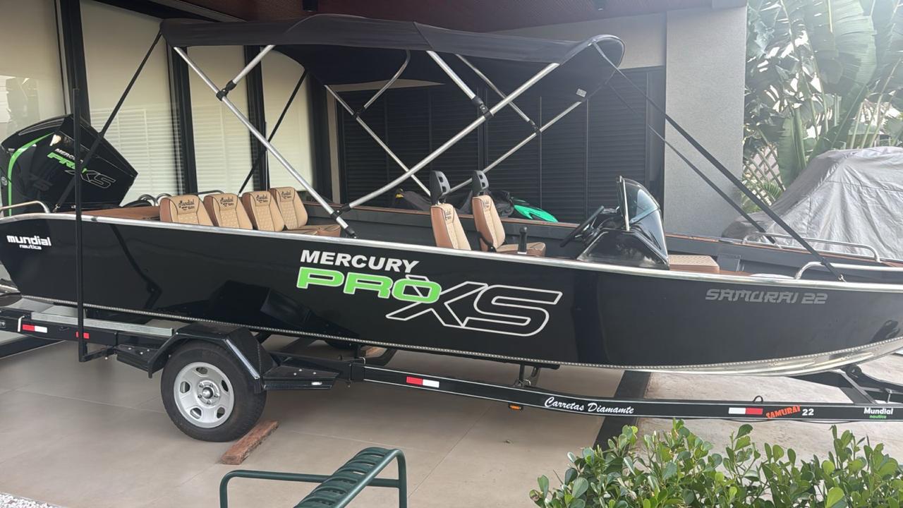 Lancha Samurai 22 preta com motor Mercury Pro XS e bancos caramelo, sobre carreta